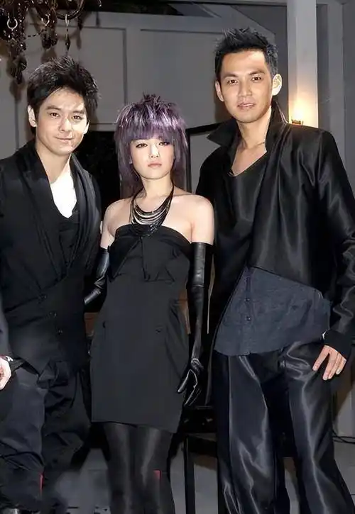 其实他早已结婚,女儿有点像小甜馨_范晓萱_影戏_少年