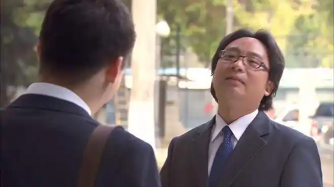 相爱十年:穷小伙被师哥坑惨,见面吹牛过得好,哪料被一眼看穿-影视综