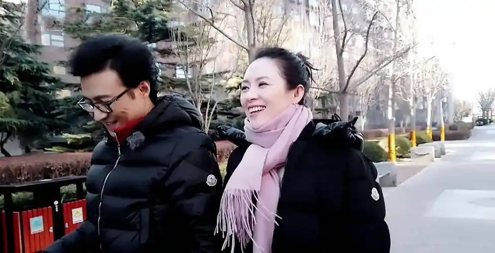 加上与汪峰相识前夕,章子怡刚从最黑暗的时光中走过,"三重门"事件把她