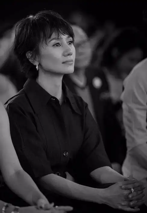 马伊琍和袁泉甩90后一条街!有韵味的黑白.