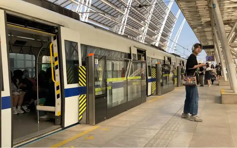 【天津地铁】津滨轻轨9号线 dkz7-916车组出市民广场站