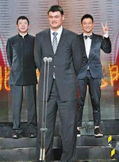 跟姚明合照如何成焦点刘德华站台阶摆剪刀手成龙更狠