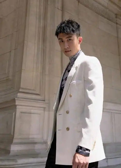 李冰冰"强势撞衫"黄景瑜,穿白色西装谁更飒,大20岁衣品超a!