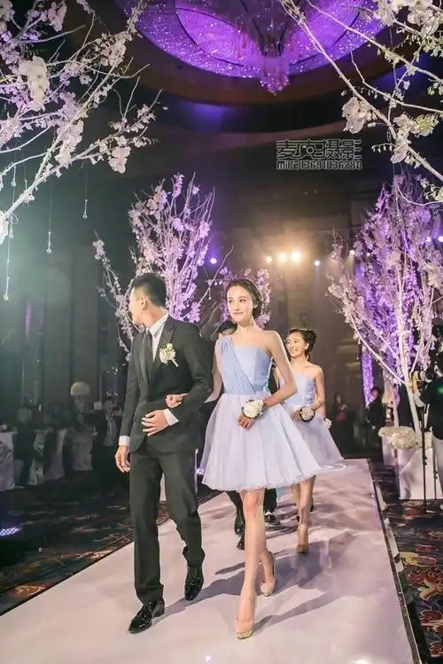 吴京和谢楠婚礼,郑爽唯一次当伴娘,大长腿实力抢镜!
