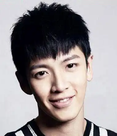 这一款利落清爽碎发刘海的帅气短发发型,同样适用于中学男生打造造型