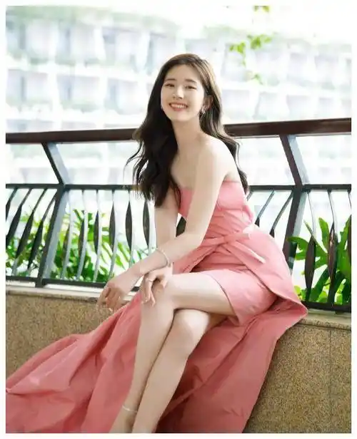 赵露思这次出镜事情不仅仅是她个人形象的一次"翻车",更引发了关于