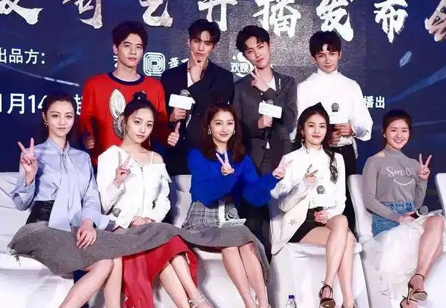 原创赵露思和关晓彤合影气质差距太大被指像妈妈和女儿