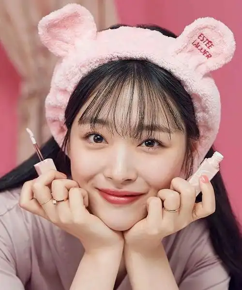 崔雪莉 | 画报拍摄花絮,活泼的粉红造型,笑起来更似牛奶水蜜桃