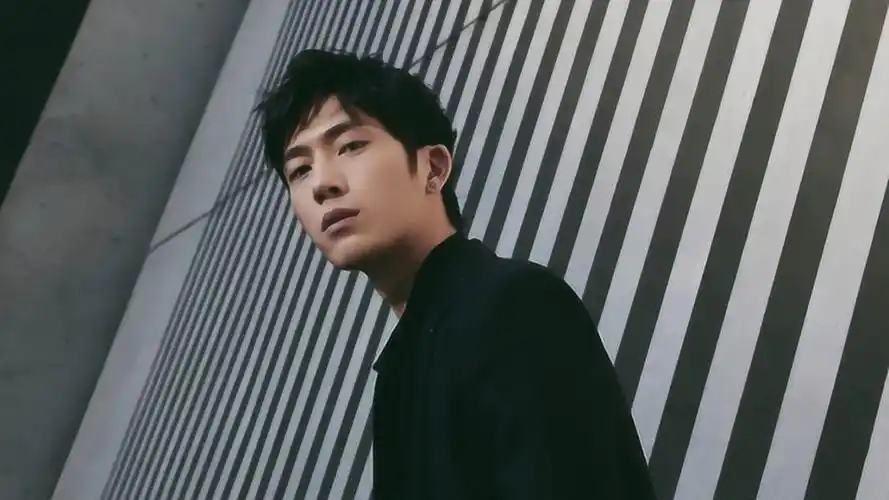 井柏然街头抽烟被拍02叼烟姿势帅气 港风超a被夸似电影画报