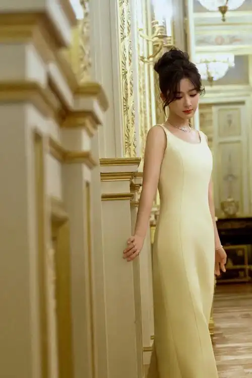 杨紫黄色吊带#@杨紫身着maison rabih kayrouz黄色露背的高定礼服