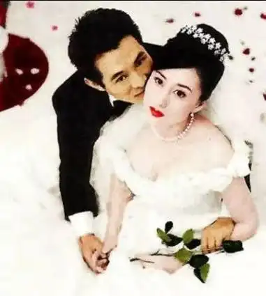 和利智之间一直有个约定:如果李连杰在10年后还能这么爱她,那么就结婚