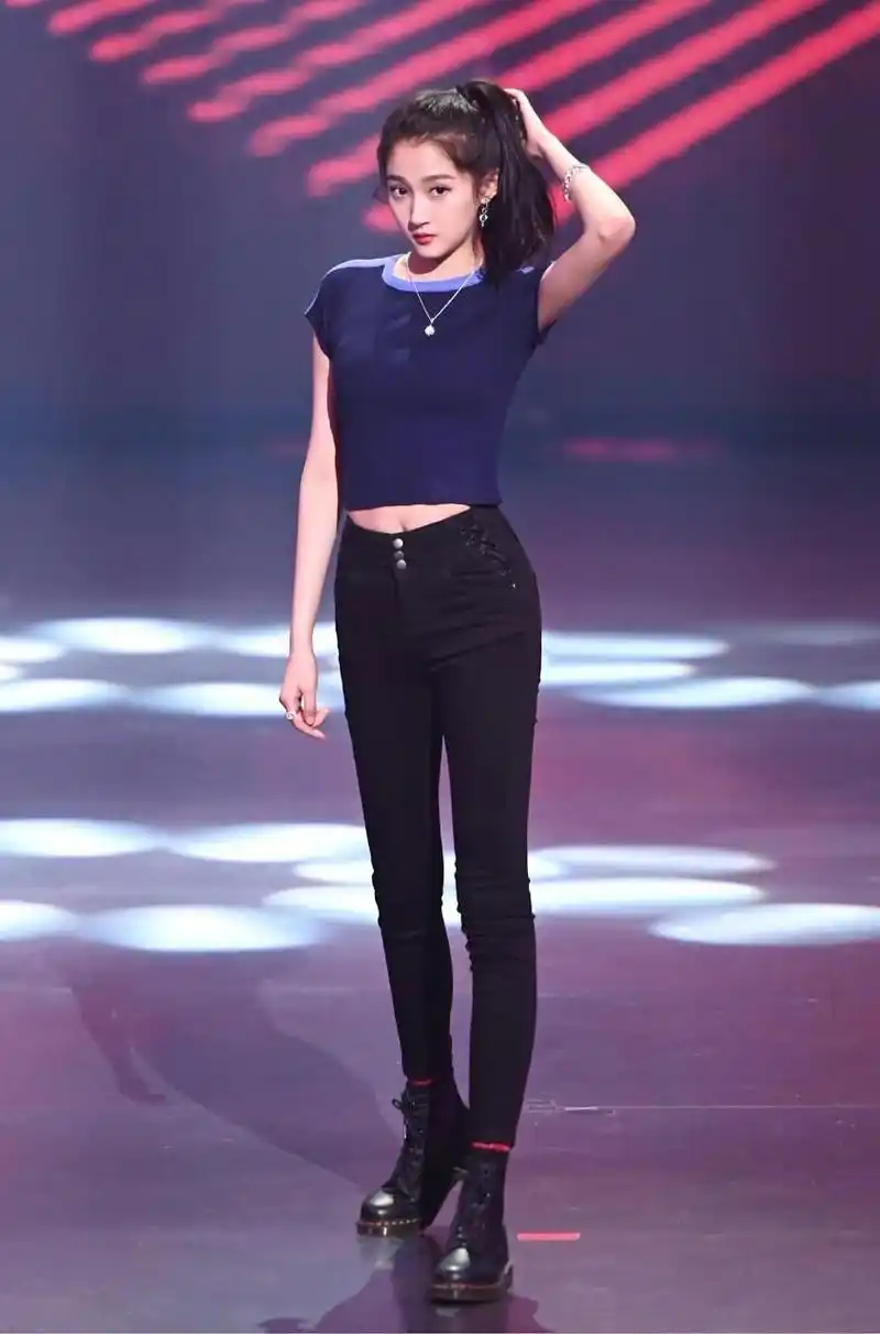 22岁关晓彤跳团舞动作奔放身体扭成s型怎么看都不像22岁