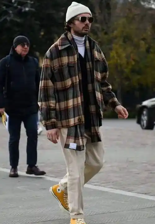 像王俊凯一样穿在白衬衫外面也会显得清爽.