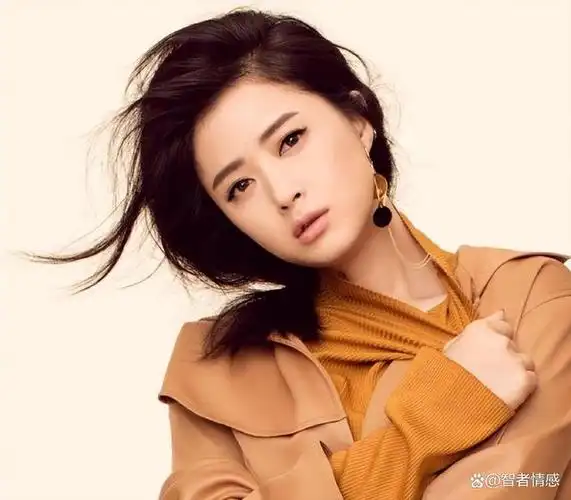 性格直爽的蒋欣,常因为直言直语得罪别人,如今40岁还单身一人