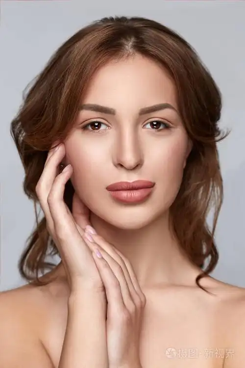 美丽的年轻女人,干净的新鲜皮肤触摸自己的脸. 面部治疗.