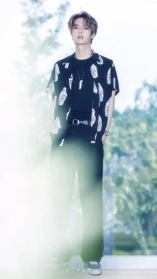 邻家大男孩王一博干净清新写真,高清图片,手机锁屏桌面-壁纸族