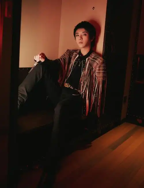 华晨宇洒脱不羁光影写真图片16