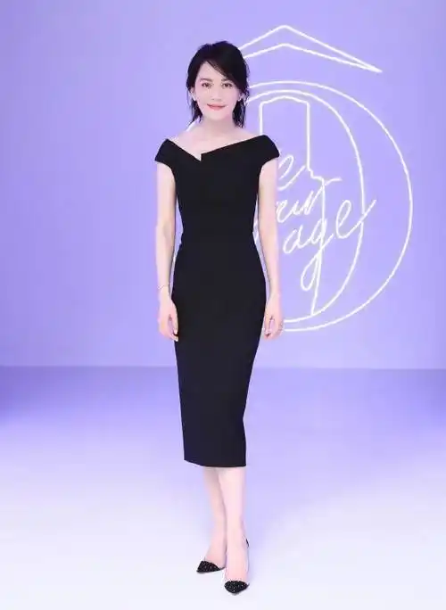 49岁俞飞鸿爱穿显老"黑",10套黑裙造型,黑色的优雅高级这样穿_腾讯