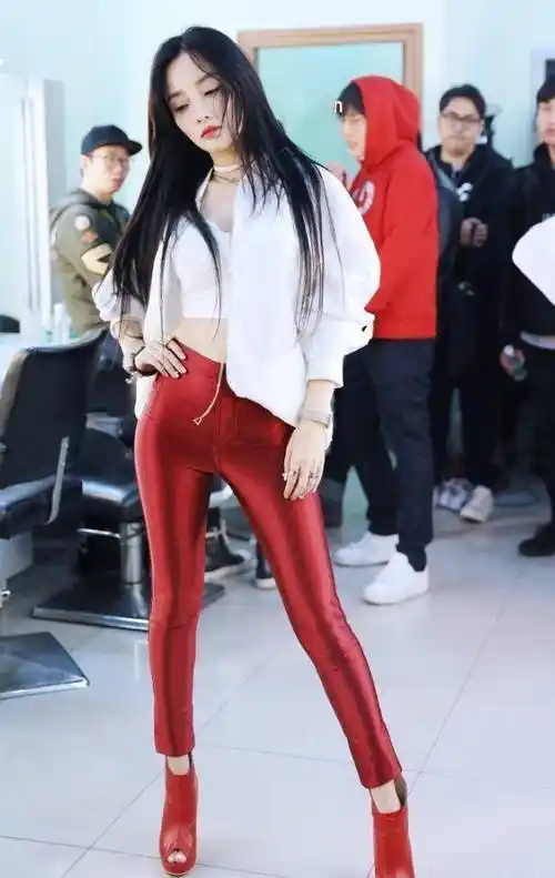 李小璐真敢"作妖",红色"液体裤"配高跟鞋,硬凹出162cm身高_白色_黑色