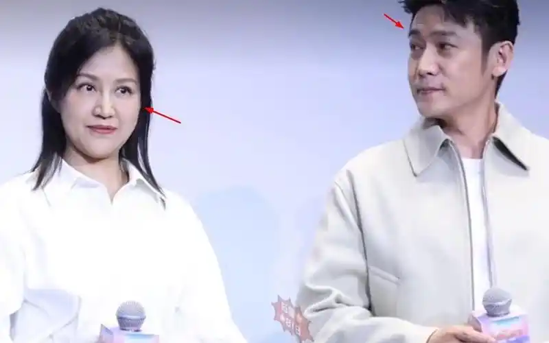 鲍蕾出席活动无滤镜生图显老双下巴明显看起来老了不止10岁