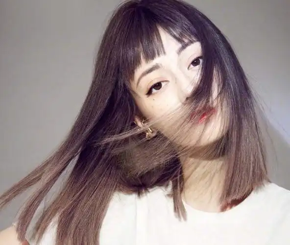 迪丽热巴时尚cosmo画报,直发齐刘海造型太绝太美太可了