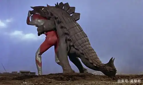 奥特曼面对这个大家伙也很无措,不管是用脚踢,用拳头打怪兽都没有任何