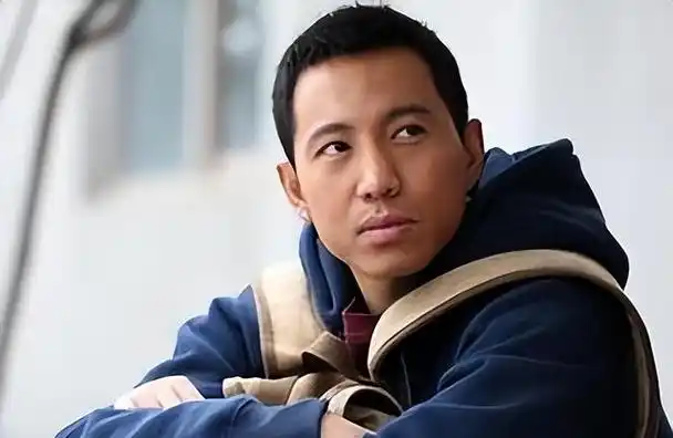 演员谷智鑫:34岁坠马导致瘫痪,女友痴情照顾了8年,如今如何?