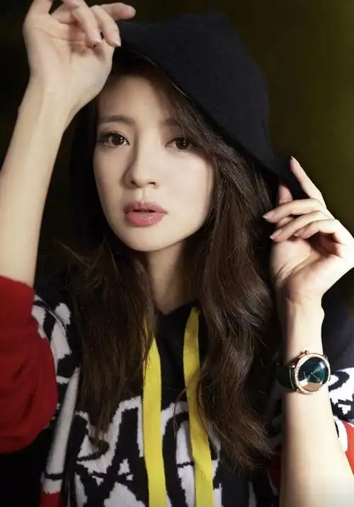 晒照之时,安以轩写道"生活中的"陈太太&66麻麻"与认真工作中的"安小姐