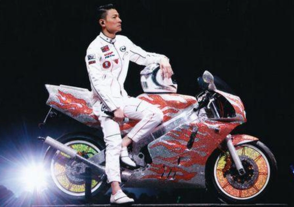 刘德华带着帅气摩托开演唱会的造型你看过吗?网友:款款都很酷