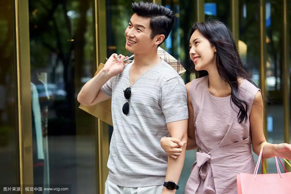 青年情侣逛街购物
