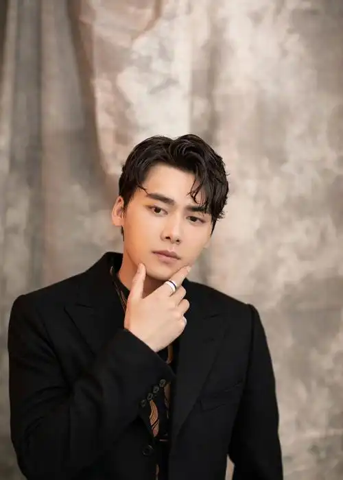 新闻当事人明星_李易峰卖淫被捕背后:暴风雪来临时,没有一片雪花是