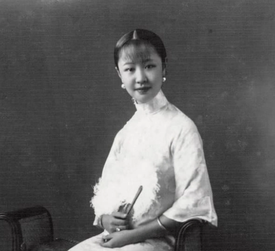 清朝皇族女子老照片:亭亭玉立的婉容皇后,开怀大笑的嫔妃文绣!