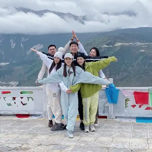 照片里共有六个人,两男四女,他们模仿网上超火的六角星队形拍照,每个