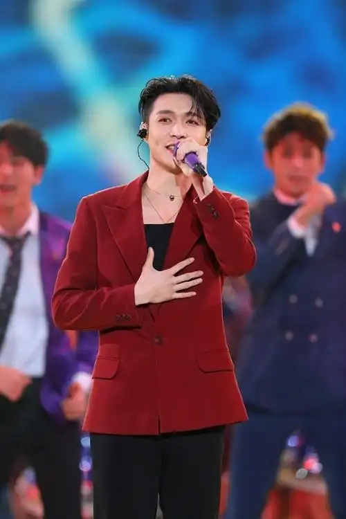 西装不愧是男人的"门面",明星们也很爱,张艺兴拍摄大片也要穿