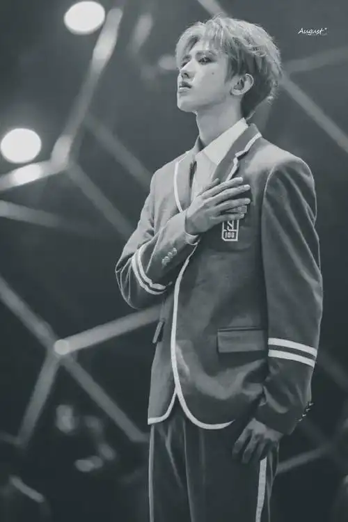 蔡徐坤染了银发梦回偶练