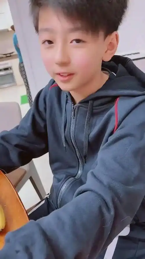 张柏芝罕晒二儿子近照11岁谢振南长相奶萌帅气眉眼神似谢霆锋