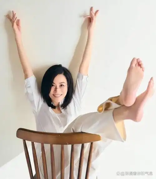 宣萱与古天乐一起出席活动,戴多款名贵首饰现身,保持女神气质