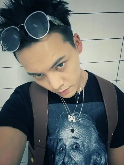 陈伟霆超炫酷新发型黑t墨镜自拍照图片