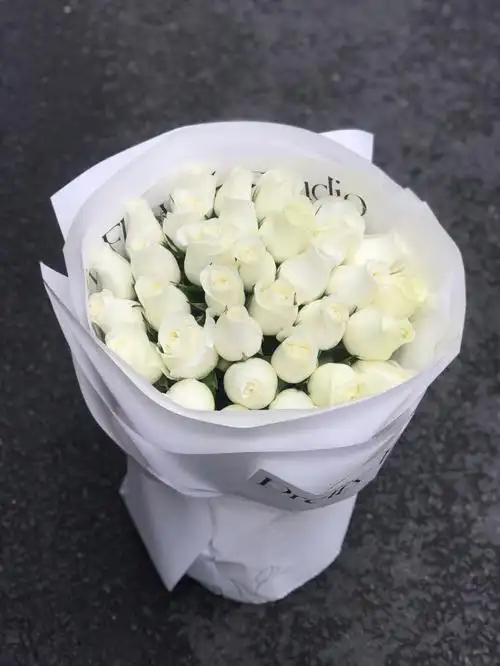 33朵白玫瑰花束