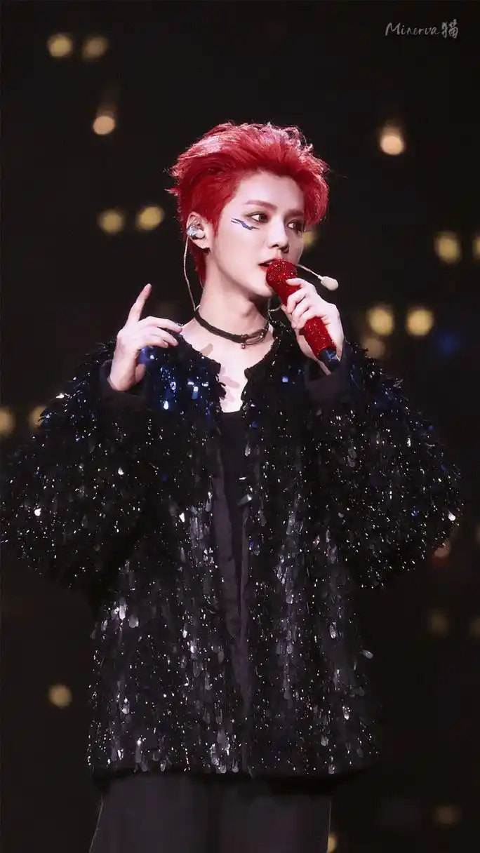 鹿晗三巡演唱会# 红色头发封神!来一波美照