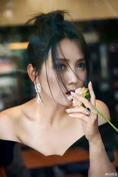 何洁此番穿了一条露肩款式的修身黑裙,将瘦身之后的好身材完美展示.