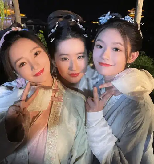 柳岩晒梦华录杀青合照,三女神对镜比耶,刘亦菲美到让人挪不开眼_电视