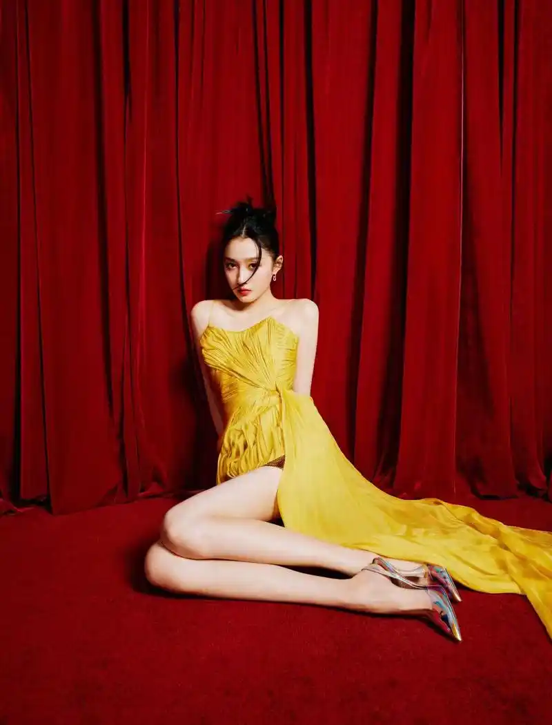 关晓彤发写真照庆生,男友鹿晗卡点发来祝福,你被甜到齁到了吗?