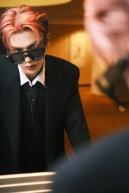 黄明昊第二套造型,西装