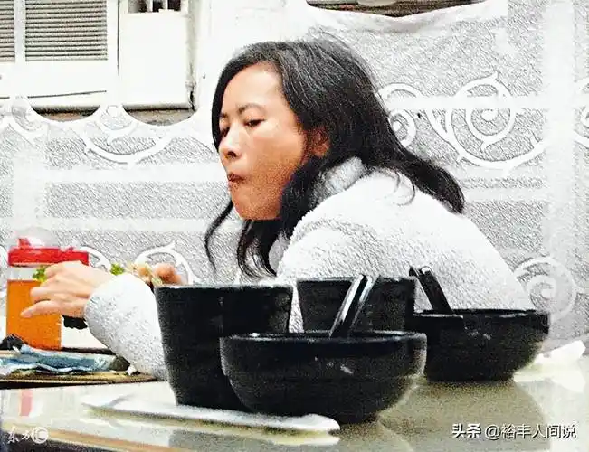 蓝洁瑛骨灰龛曝光,拍摄者手摸瓷像,连发四视频