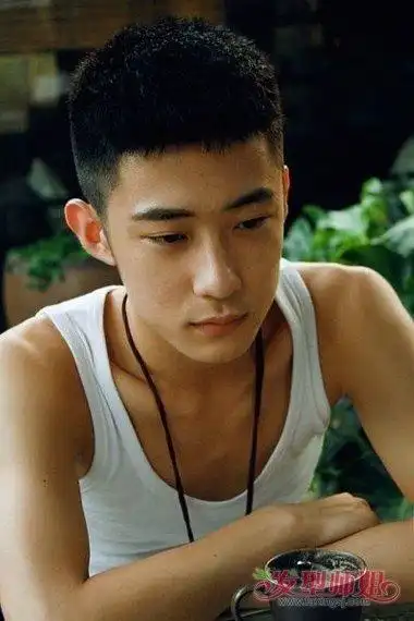 男士短碎平头精剪 把头发剪碎好看吗