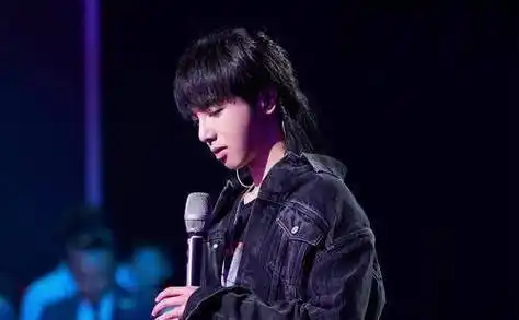 华晨宇,一个走在风口浪尖上,有着3000万"瓜"的歌手_樊博艺_是非_话题