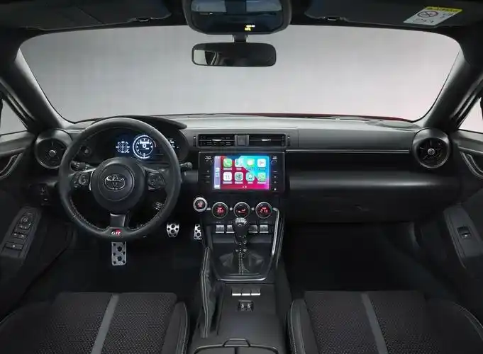 把目光放在内饰部分,内饰布局与斯巴鲁brz有着异曲同工之妙,依旧是