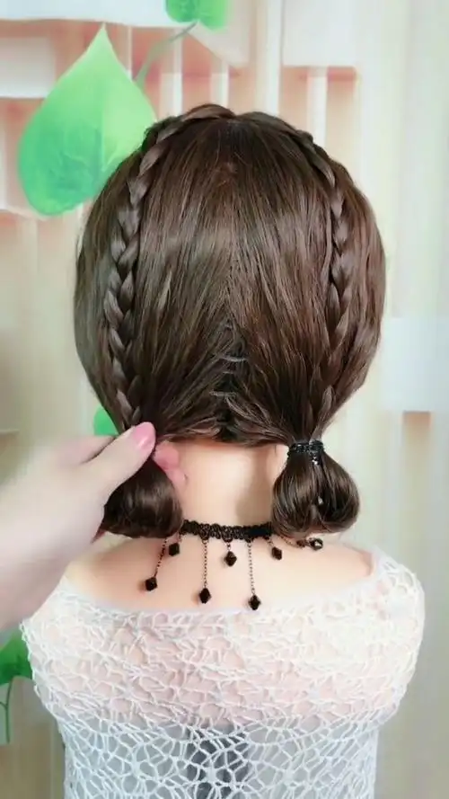 可爱的丸子头发型也是好看极了,适合学生们的编发