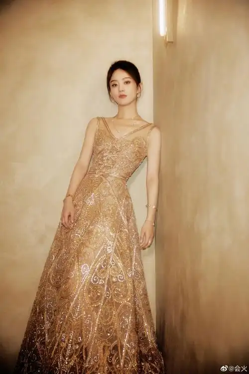 赵丽颖钉珠金色礼服##赵丽颖贵气的闪